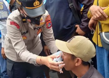 Para Polwan Cantik Polres Lotim Bagikan Air Dan Masker Kepada Masa Aksi Damai Di Depan Kantor Bupati Lotim