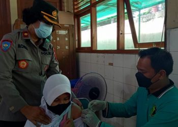 Sentuhan Polwan Redakan Ketakutan Anak-Anak yang Akan Divaksin
