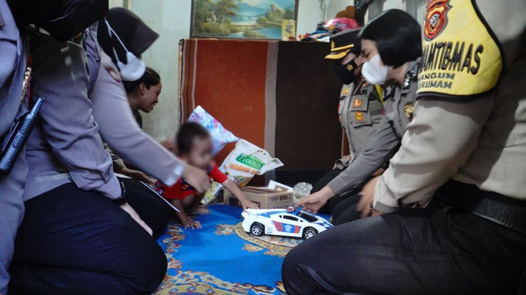 Polwan Polres Banjar Jenguk Korban KDRT dan Berikan Trauma Healing