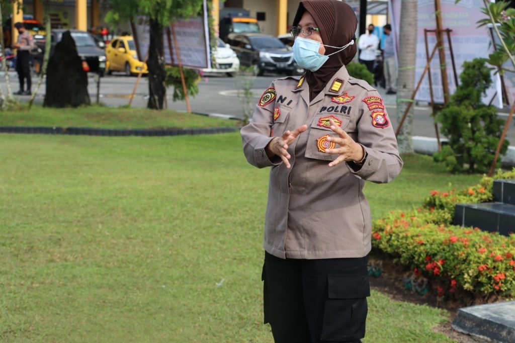 Polisi wanita (Polwan) Polresta Palangka Raya berkumpul menerima arahan dari Kabag SDM , AKP Uni Subiyati.