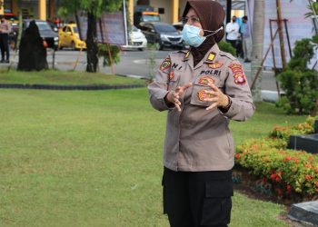 Polisi wanita (Polwan) Polresta Palangka Raya berkumpul menerima arahan dari Kabag SDM , AKP Uni Subiyati.