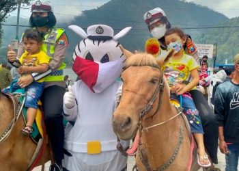 Polisi Kerahkan Polwan Berkuda di Telaga Sarangan Ajak Patuh Prokes