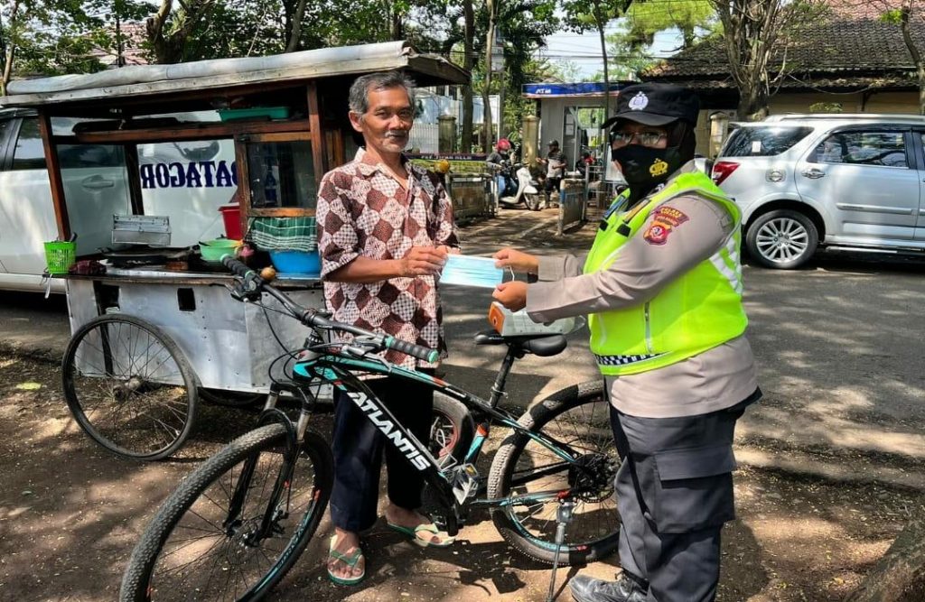 Patroli Polwan Polres Subang Lakukan Himbauan dan Pembagian Masker dalam Rangka Pemberlakuan Pembatasan Kegiatan Masyarakat (PPKM) Level 2