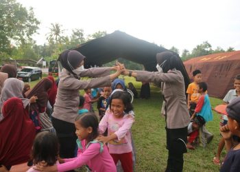 Polwan Polda Berikan Trauma Healing Bagi Anak Terdampak Gempa Banten