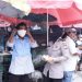 Polwan Polres Jaktim Bagi-bagi Masker ke Warga Pasar Burung Pramuka