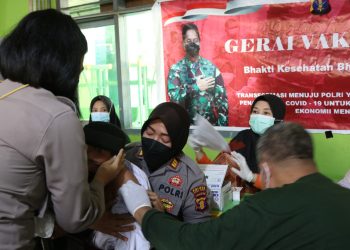 Polwan Polres Kutim Dampingi Pelajar Madrasah Ibtidaiyah Negeri 1 Sangatta Utara Vaksinasi