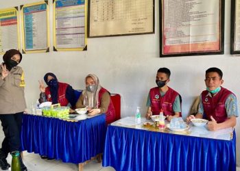 Polwan Polsek Lapri Ajak Warga Ikuti Vaksinasi Massal