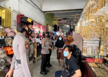 Polwan Polda Sulteng Berikan Imbauan Protokol Kesehatan