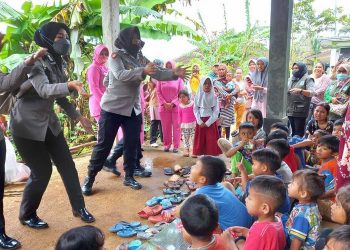 Polwan dari Polres Sukabumi memberikan perawatan trauma healing kepada anak - anak korban angin puting beliung di Sukabumi