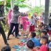 Polwan dari Polres Sukabumi memberikan perawatan trauma healing kepada anak - anak korban angin puting beliung di Sukabumi
