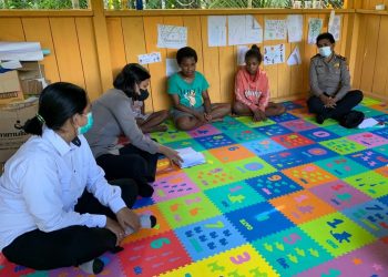 Gerakan Baca Tulis, Polwan Mengajar di Rumah Baca Sentani