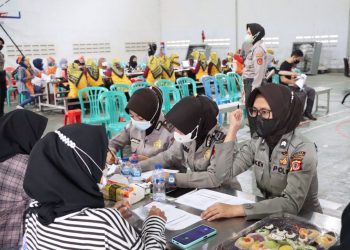 Polwan Polres Majalengka Layani Peserta Vaksinasi Massal Di PT Leetex Garment Indonesia