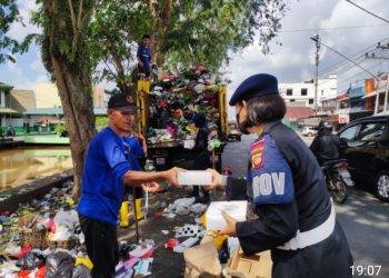 Polwan Satbrimob Polda Kalimantan Barat Bersedekah_6224aa53479d0.jpeg