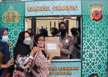 Peringati Hari Kartini 2022,Polwan Polres Bogor Beserta Jurnalis Bagikan Ratusan Takjil