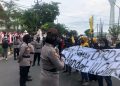 polwan amankan demo
