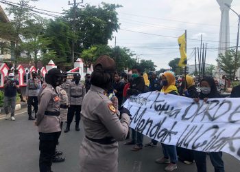 polwan amankan demo