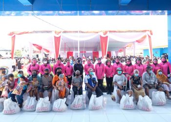 Ketua Bhayangkari dan Polwan Beri Bantuan Bagi Warga Terdampak Rob di semarang