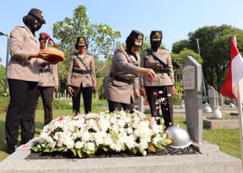 Polwan Gelar Tabur Bunga di TMP Kalibata HUT Polwan ke-74