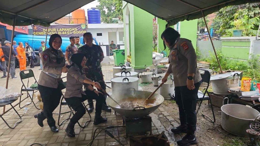 Polwan Polresta Bogor Kota Siap Siaga di Lokasi Longsor