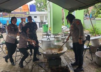 Polwan Polresta Bogor Kota Siap Siaga di Lokasi Longsor