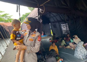 Wakapolres Cianjur Berikan Trauma Healing Kepada Balita di Posko Siaga Bencana Polres Cianjur
