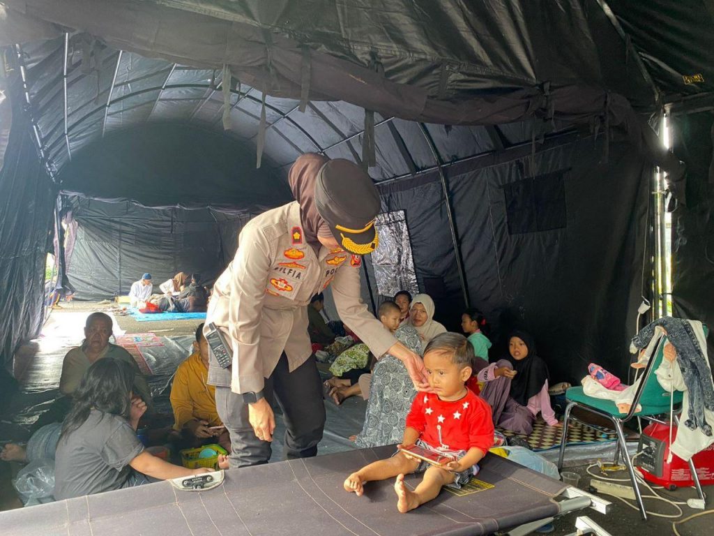 Wakapolres Cianjur Berikan Trauma Healing Kepada Balita di Posko Siaga Bencana Polres Cianjur