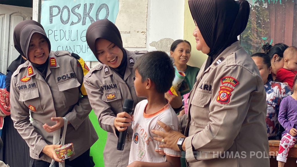 Polwan Polres Sukabumi Berikan Trauma Healing Kepada Korban Gempa Cianjur