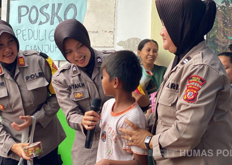 Polwan Polres Sukabumi Berikan Trauma Healing Kepada Korban Gempa Cianjur