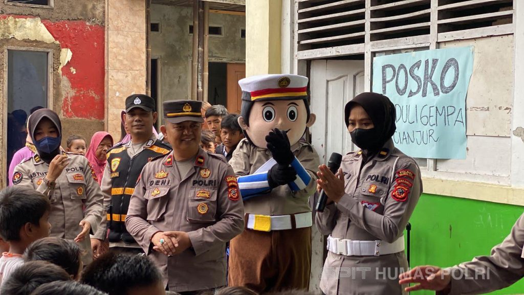 Maskot Polisi Polres Sukabumi sedang memberikan traumahealing kepada anak-anak korban gempa Cianjur | Foto : MediaHub Polri