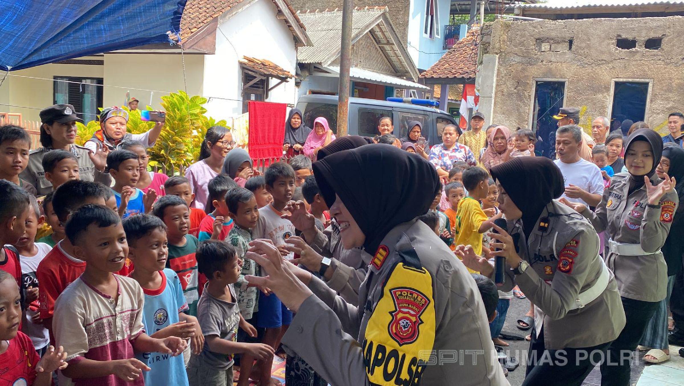 Polwan Polres Sukabumi sedang memberikan traumahealing kepada anak-anak korban gempa Cianjur dengan mengajak bernyanyi bersama | Foto : MediaHub Polri