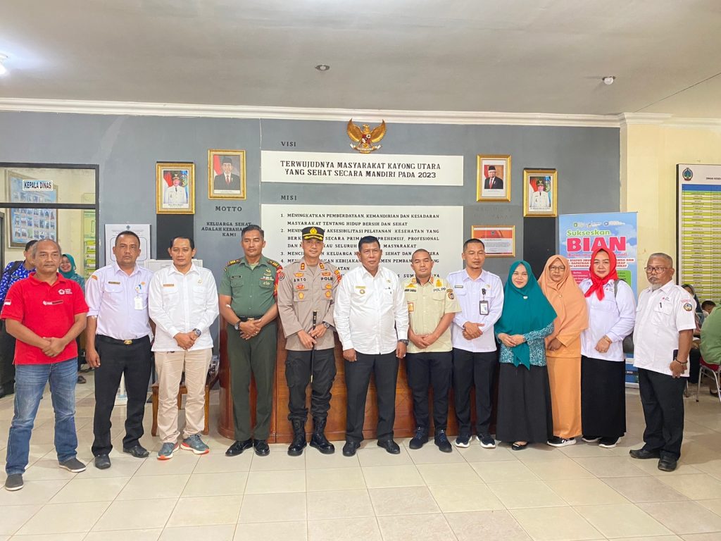 Foto bersama aksi donor darah dalam HUT Kalbar Ke-66