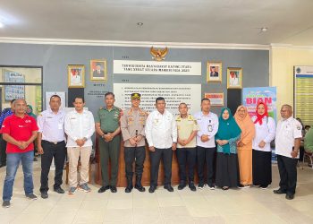 Foto bersama aksi donor darah dalam HUT Kalbar Ke-66