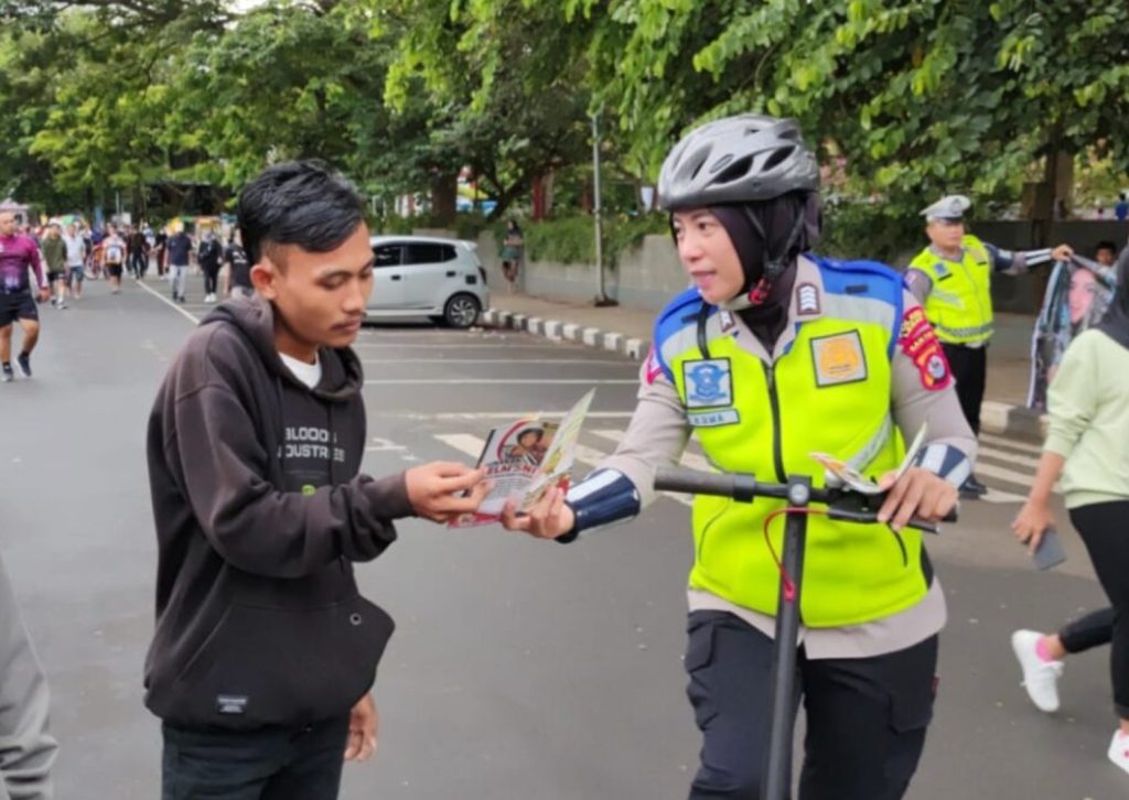 Polwan Polres Lebak Bersekuter Sosialisasikan Tertib Berlalulintas