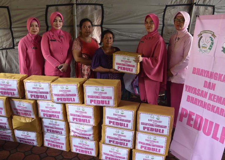 Yayasan Kemala Bhayangkari Jawa Timur Berikan Bantuan Korban Banjir di Bondowoso