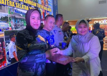 AKP Muthemainah SH Terima Piala Juara Lomba KTL Tingkat Polda Sumsel