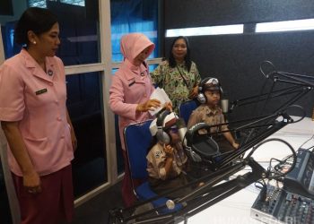 Aksi Polisi Cilik TK Kemala Bhayangkari 09 Putussibau Siaran di Radio Rasika