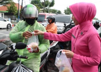 Bhayangkari Polres Karanganyar Bagikan Takjil Ke Pengendara Jelang Buka Puasa