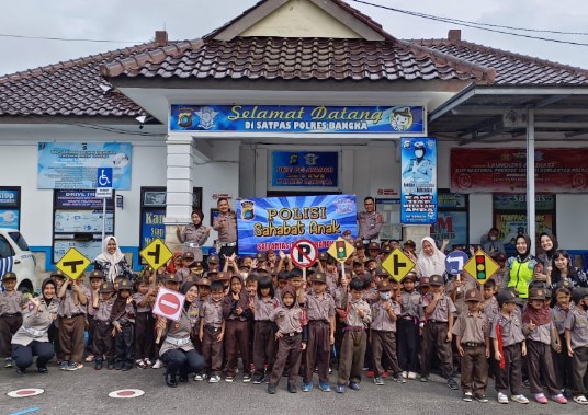 Foto bersama Polwan Polres Bangka dengan Anak-anak TK Pembina Pemali