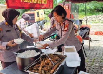 Polwan Polda Metro Bagikan Makanan untuk Korban Kebakaran Depo Plumpang