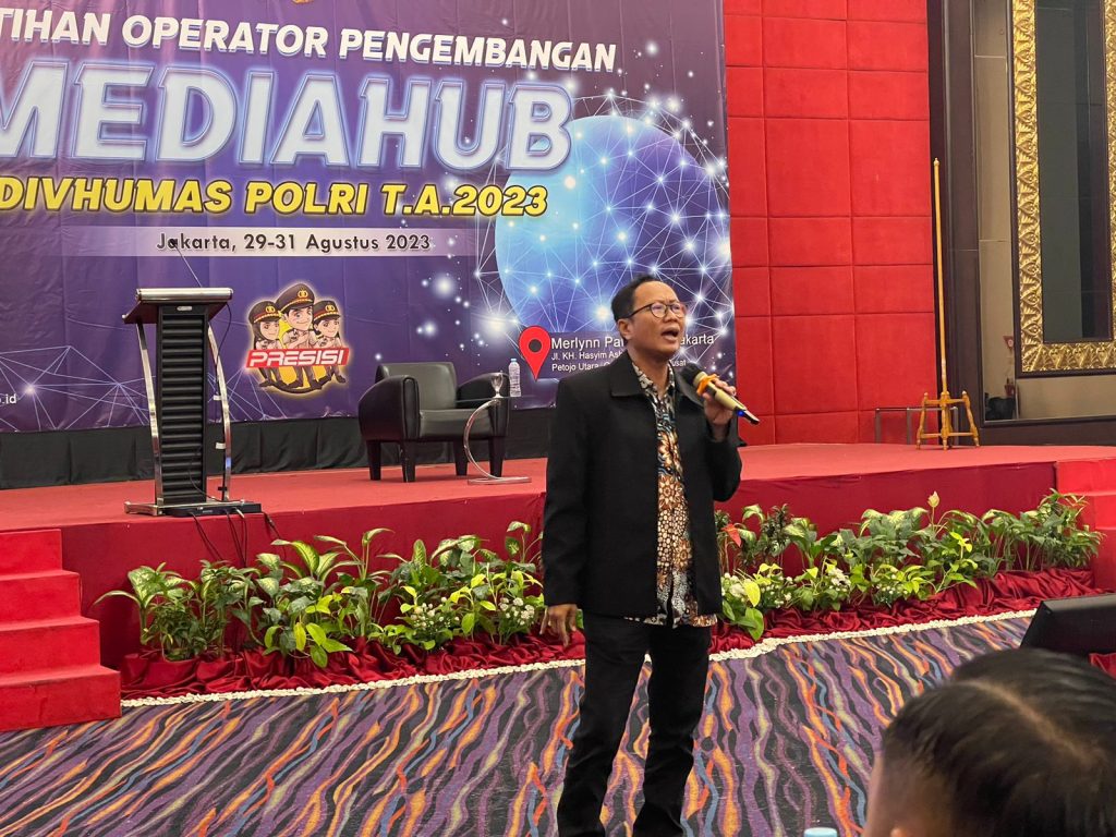 Dr. Ilham Prisgunanto, Dosen PTIK membaca acara pelatihan MediaHUB di Merlynn Park Hotel, Jakarta