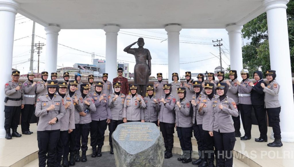 Foto Kegiatan Polwan RI gelar Napak Tilas Monumen Polwan Di Bukittinggi