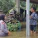 Polwan Polres Kampar Hadir di Tengah Masyarakat yang Terkena Banjir
