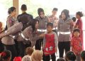 Polwan Polres Grobogan Berikan Trauma Healing untuk Anak-Anak Pengungsi Banjir