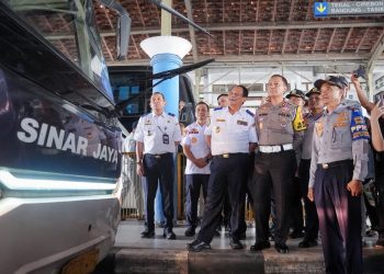 Wakil Menteri Perhubungan (Wamenhub) RI, Suntana, bersama Kakorlantas Polri, Irjen Pol Aan Suhanan, meninjau Terminal Pekalongan pada Minggu (29/12/2024)