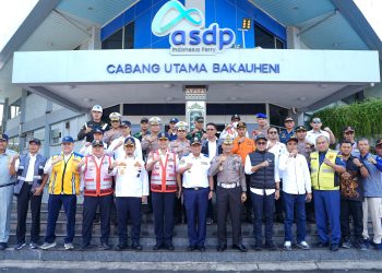 Wakil Menteri Perhubungan (Wamenhub) Suntana didampingi Kakorlantas Polri Irjen Pol Aan Suhanan meninjau Pelabuhan Bakauheni, Pelabuhan Bandar Bakau Jaya (BBJ) Muara Pilu, dan Pelabuhan Wika Beton, di Lampung, Jumat (13/12/2024).