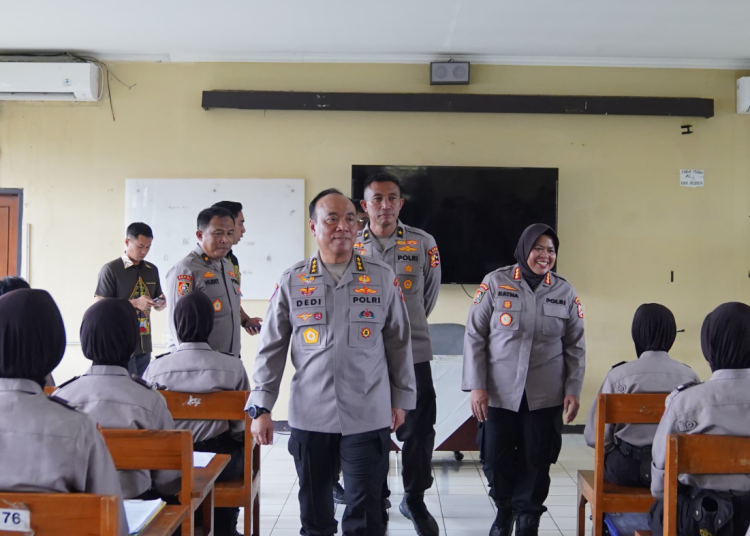 Irwasum Polri Motivasi Calon Polwan