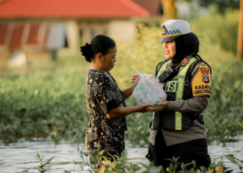 Polwan berkolaborasi dengan EBR bagikan sembako korban banjir