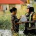 Polwan berkolaborasi dengan EBR bagikan sembako korban banjir
