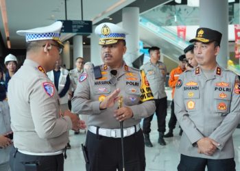 Kakorlantas) Polri Irjen Agus Suryonugroho mendampingi Kapolri Jenderal Listyo Sigit Prabowo dalam meninjau arus mudik melalui udara, mulai dari Pos Terpadu KM 57 Tol Cikampek hingga Pelabuhan Merak