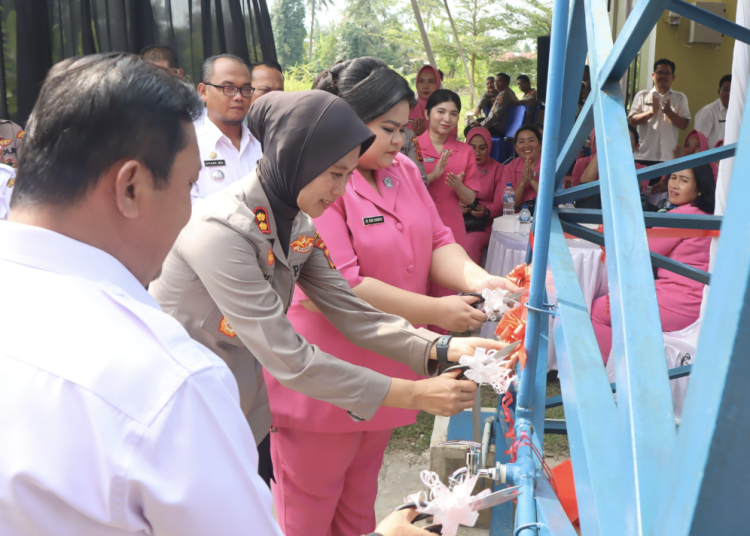 bantuan air bersih dan sembako hari bhayangkara di deliserdang